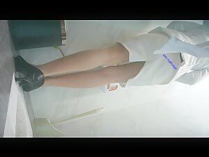 大神潜入酒店女厕全景偷拍多位高跟美女职员各种姿势嘘嘘和各种美鲍鱼