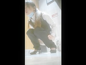 餐厅女厕全景偷拍多位美女店员和美女食客前来嘘嘘