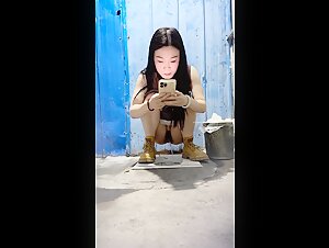 全景厕拍群友分享全景偷拍大排档喝酒妹子上厕所-3