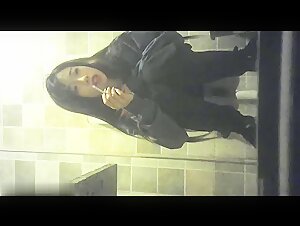 六月新流出大神潜入KTV女厕正面全景偷拍 两个妹子尿尿吸烟美女vs清纯学妹