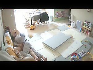 黑客破解家庭网络摄像头偷拍 饥渴小叔趁着家里没人把嫂子扑倒在沙发上抠穴干一炮