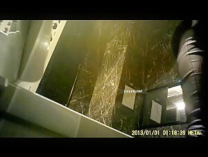 夜总会女厕全景偷拍时髦小姐姐半蹲着嘘嘘1