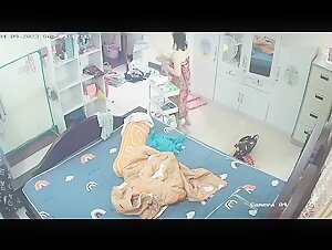 家庭摄像头偷拍绝对真实乱伦，丑陋黝黑秃顶公公强行摁到强上儿媳妇