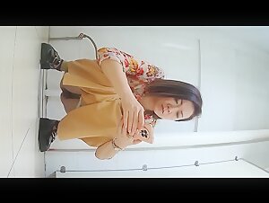 7月最新流出厕拍大神潜入某酒店大堂女厕❤️前景偷拍3个美女尿尿妹子一边看视频一边闻手上的尿骚味