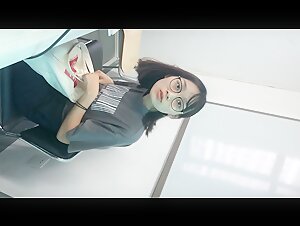 大神潜入大学女厕全景偷拍眼镜学妹的多毛小黑鲍鱼 出来还要跟她聊一会