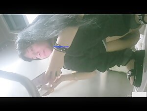 大神潜入大学女厕全景偷拍 小姐姐的极品小黑鲍绿衣背带裤