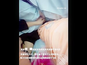 恋母变态大神与老妈乱伦，父母离异后与母亲一起生活，无法接受老妈被别人占有