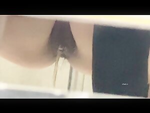 8月最新流出 顶级手持厕拍 厕拍大神潜入某传媒广告公司女厕偷拍文员和模特尿尿出来拍脸