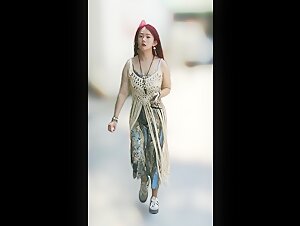 9月电报收费群 最新流出精品手持厕拍 步行街街公厕偷拍来逛街的美女尿尿