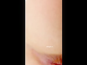 顶级贴逼拍厕拍公司女厕偷拍几个女同事的逼专心看手机的极品实习生学姐抄底她的嫩逼脸看着很高冷