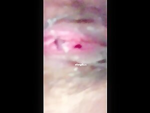 女厕怼逼偷拍贴B拍写字楼红衣服拉屎玩王者的眼镜妹子尿尿，逼逼都张开了