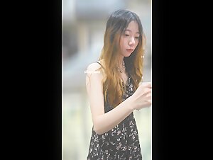 厕拍大神砍人收费裙新流出 直播基地女厕开手电偷拍美女网红的逼，事后搭讪假装问路