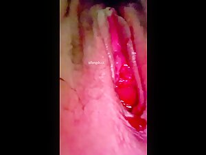 学校舞蹈教室旁女厕偷拍贴冒死逼拍摄小妹妹好像来月经了，小穴红红彤彤