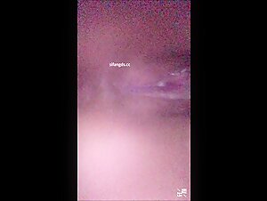 女厕贴逼偷拍抄底一个逼逼蛮好看的舞蹈生学生妹尿都滴屏幕上，直接喝掉