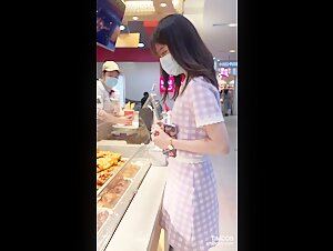 裙底偷拍-商场尾随方格裙美女极限抄底，小姐姐属于反差闷骚型，透明内裤阴毛清晰可见