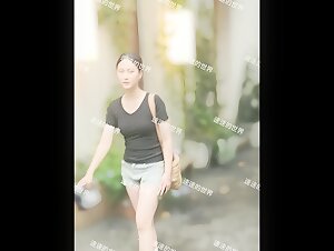 九月新流出步行街路边公厕手持偷拍 到几个青春靓丽美女尿尿蹲着拍被发现幸好跑得快