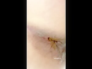 女厕贴逼偷拍抄底大屁股骚逼老师拉屎，屁眼上都是粘的屎