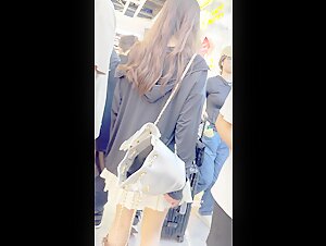 裙底偷拍KFC短裙靓女和男友逛街。白色半透明蕾丝内内前后CD