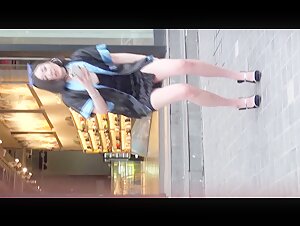 偷拍裙底路边迎接客人的小姐姐 卧槽！这是啥都没有穿呐