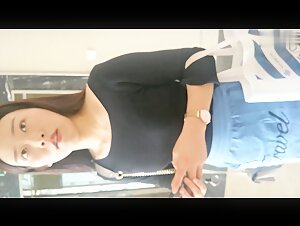 办公楼厕拍女厕小手电补光偷拍高跟美少妇的肥美大鲍鱼4K原档