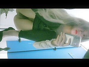 精品蓝色隔板女厕全景偷拍 高跟大波浪女神小姐姐的极品小嫩B 边尿边看自己的骚B