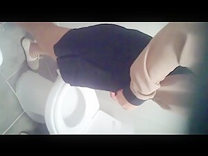 极品厕拍快餐店公共女厕连续偷拍多位美女气质小姐姐方便，尿个尿还把奶罩子亮出来