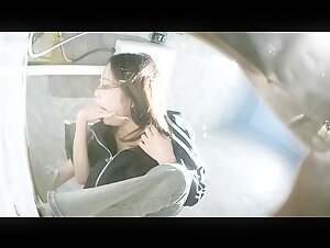 新流出女厕拍 酒吧女厕全景高清偷拍小姐嘘嘘 眼镜男掏出酒吧强行让女朋友帮他整几口