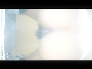 精品厕拍《顶级颜值》美女给憋得“我他妈的快拉裤子了”快！赶快脱裤子拉稀