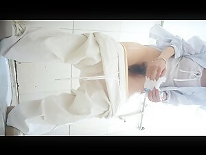 魔手外购最新 高校餐厅女厕高清全景偷拍银手镯靓妹擦拭内裤分泌物