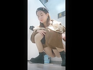 商场女厕所全景偷拍JK裙蓓蕾帽大美女尿尿不擦B狂甩尿