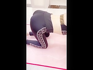 大哥不在家和极品嫂子在客厅乱伦偷情 其实早就拿下她了这次竟然扭扭捏捏不让操