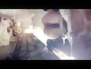 厕拍大神停车场 尾随两个年轻女司机沟厕偷拍她们的逼眼镜妹的逼挺嫩的