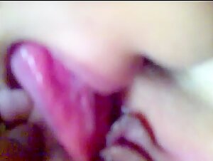 00后女友情不自禁舔小宝贝的无毛小嫩B