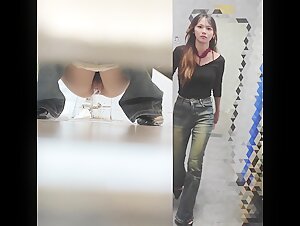 商场女厕所补光偷拍牛仔小姐姐人美B嫩 撒个尿的功夫抽根烟解闷