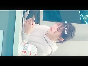 八月新流出大神潜入网吧女厕所偷拍 两个妹子尿尿长靴美女尿完抖几下