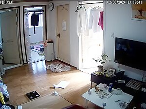 居家摄像头真实记录在家里喜欢裸睡的美女白领