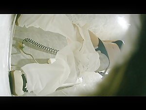 KTV女厕所全景偷拍白裤小姐姐 还是一个刚刚刮过毛的小嫩B