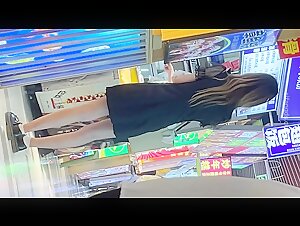 奶茶店一路跟踪抄底不穿内裤的小姐姐 人美B嫩