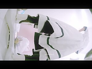 九月新流出厕拍大神潜入动漫展女厕所 后拍几个COS打扮小姐姐尿尿颜值带头套美女换上这打扮什么角色