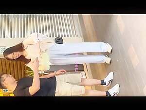 厕拍大神一路跟踪偷拍气质少妇 还是一个无毛的小嫩鲍鱼