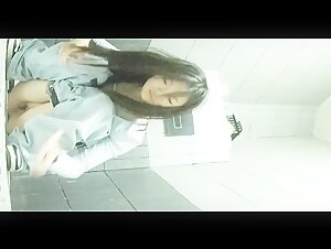 厕拍大神潜入女厕所全景偷拍牛仔裤小姐姐的极品嫩鲍鱼