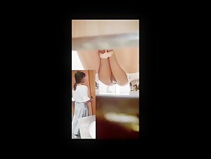 厕拍达人横扫大学城周边商铺女厕，超多学生妹方便被偸拍，还同步露脸，有极品逼