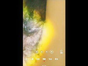 【网红厕拍】直播基地补光厕拍美女主播尿尿 小姐姐阴毛不少，但是别看外面黑，里面很粉