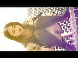 酒吧女厕偷拍甜美的小姐姐尿尿 人美B也美