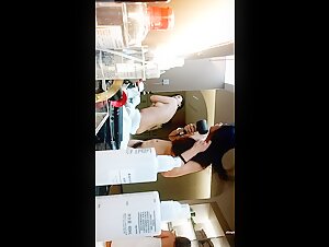 澡堂子偷拍白皙小妞撅起来屁股 浓密穴毛碾压旁边闺蜜大黑B