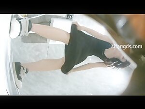 十月最新 魔手 外购极品厕拍 酒吧女厕前景偷拍逼逼非常粉嫩没长几根毛的长裙美女