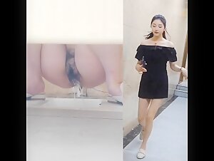 商场女厕全景偷拍 真空出行黑丝美女的肥美大鲍鱼