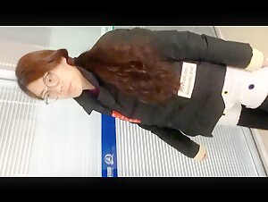 办公楼女厕偷拍尾随红长发黑打底眼镜美妇 被磨得无毛馒头穴外张着馋人