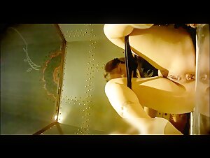 KTV女厕全景偷拍脚打滑摔个B朝天的妹子 幸好不是处女否则处女膜都摔破