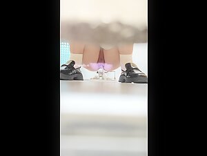 办公楼女厕小手电偷拍 大长腿皮裙美女粉嫩干净的美鲍鱼